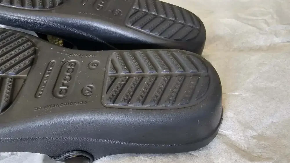 Crocs Sanrah Hammered Circle Wedge Flip Sandals Size 6